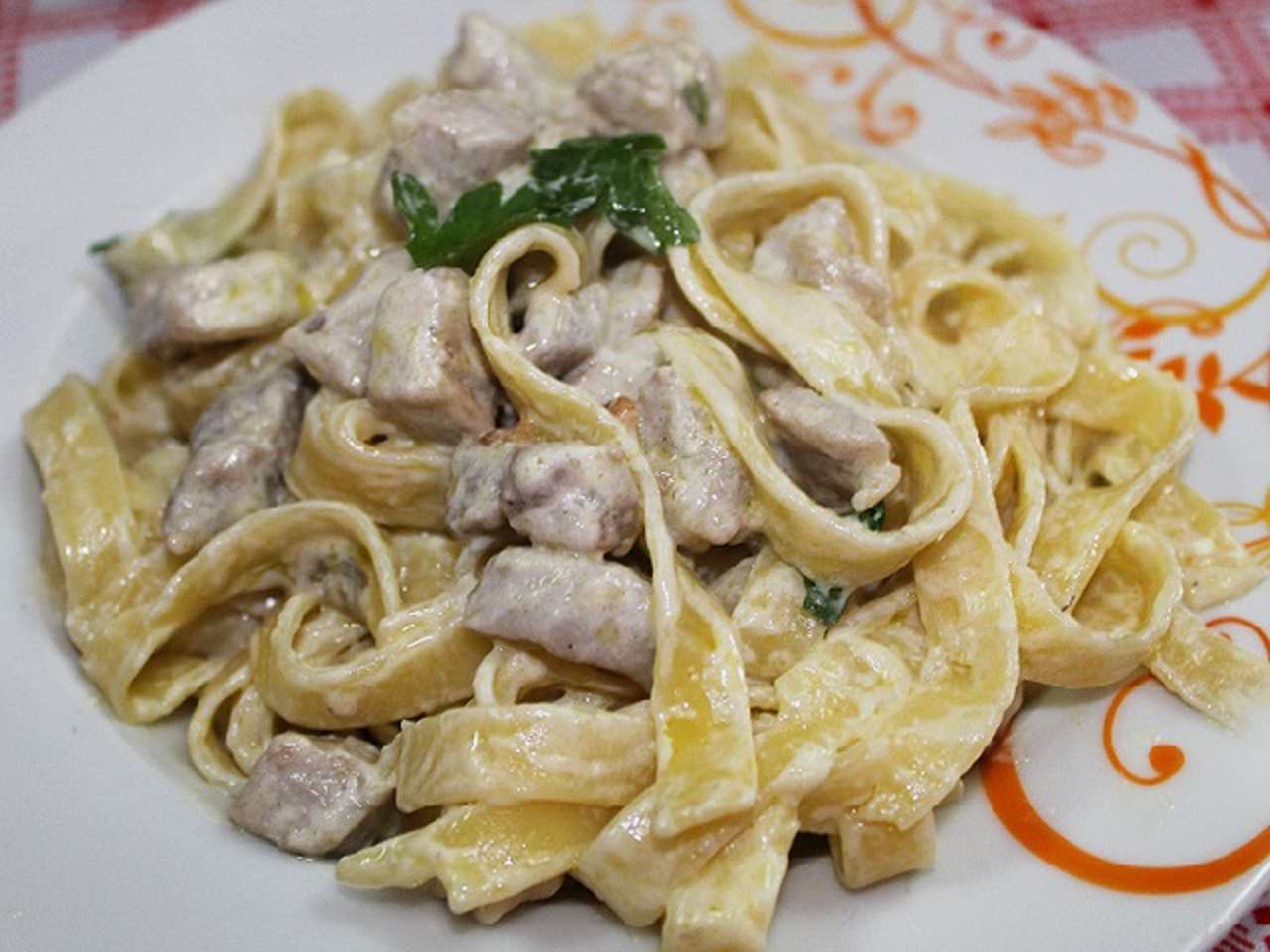 tagliatelle funghi e salsiccia