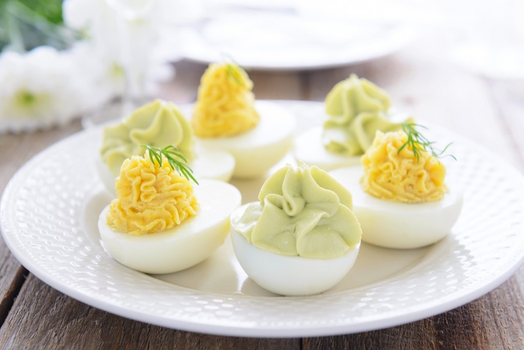 uova sode ripiene di formaggio e avocado