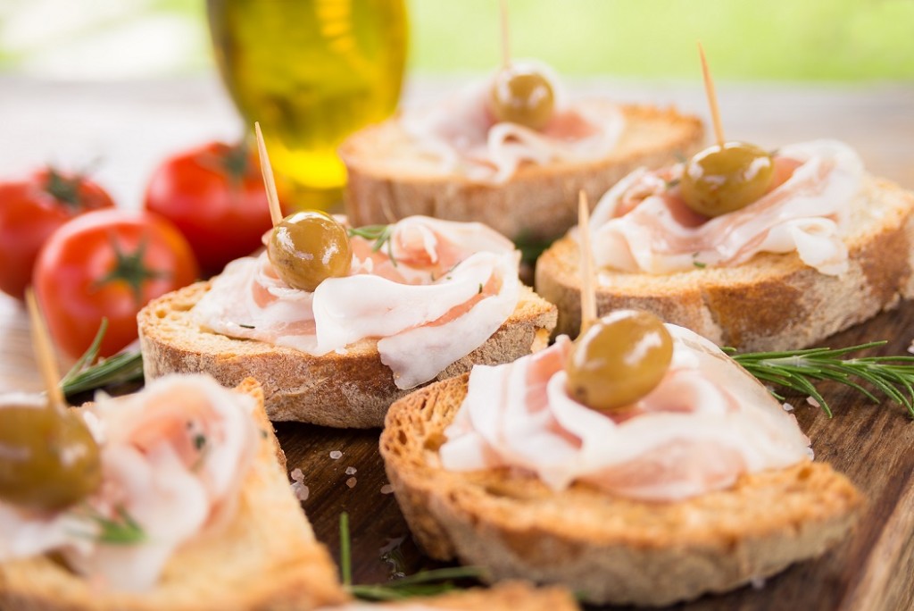 crostini di pane e salumi