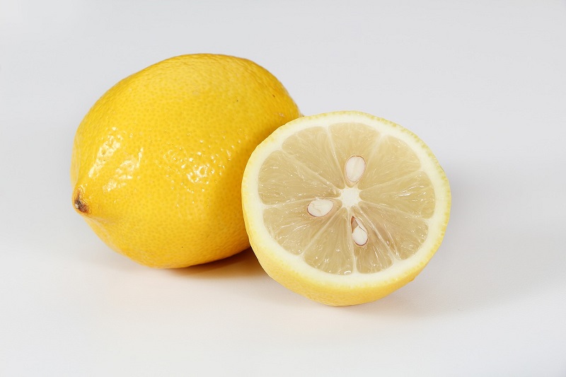 come pulire il forno con il limone