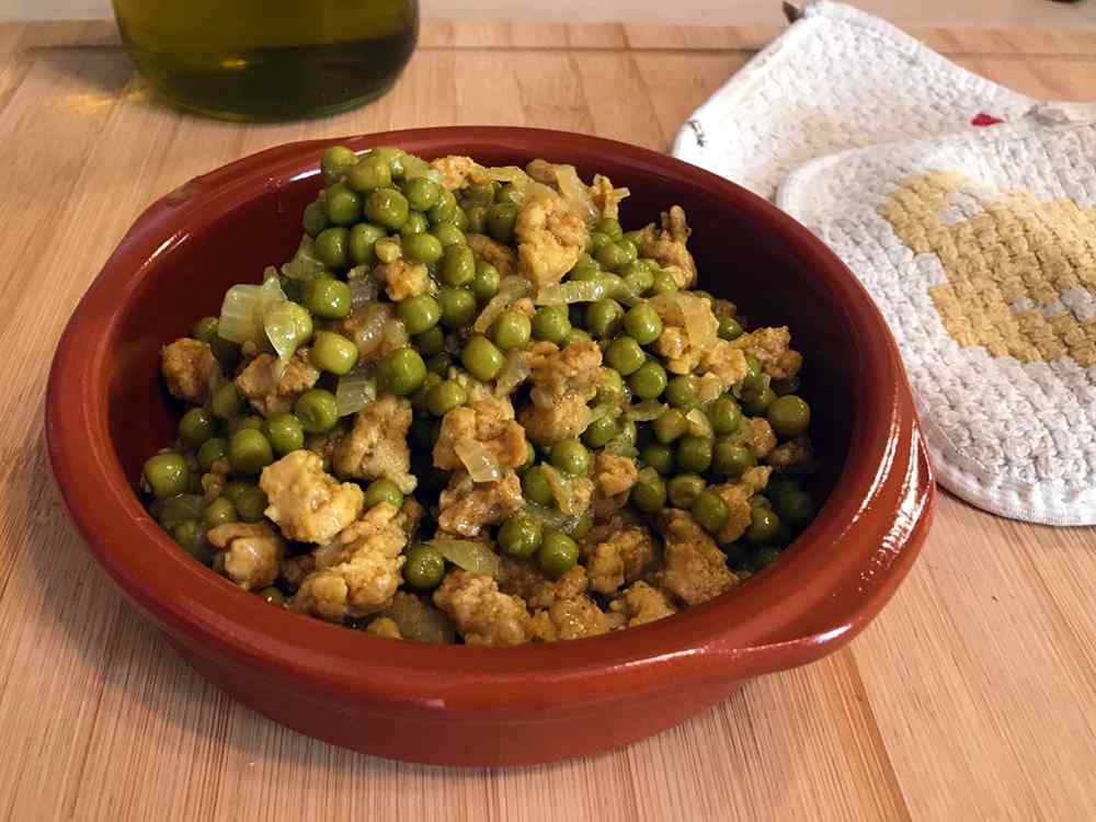 spezzatino di soia con piselli al curry pronto all'interno di un piatto da portata