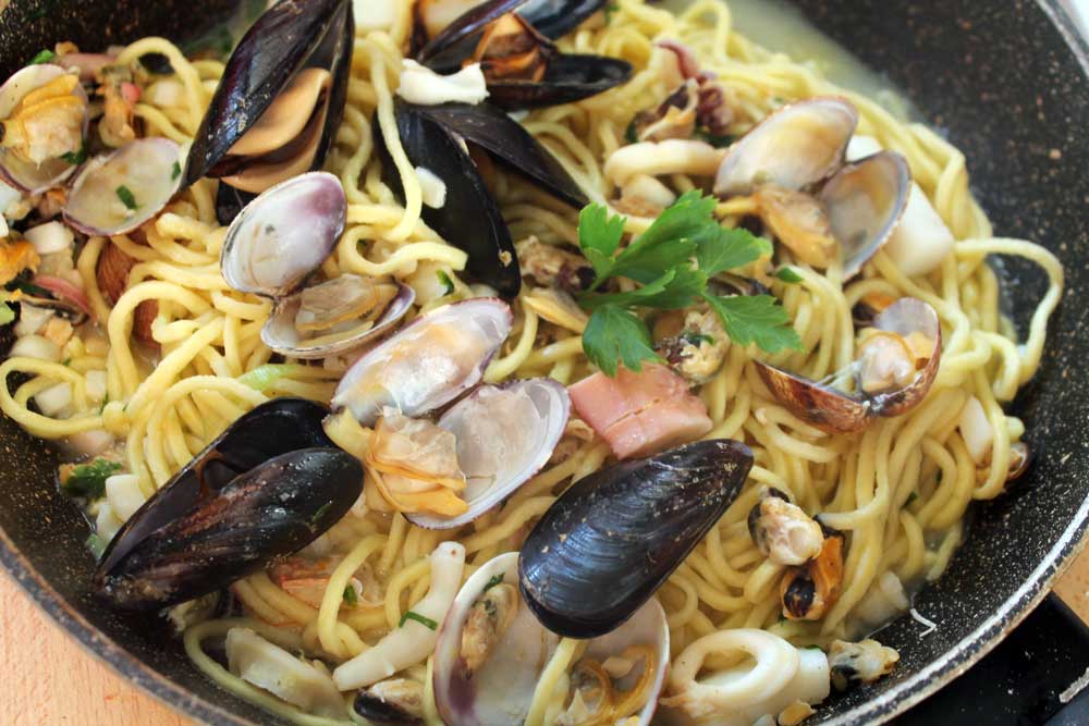 Linguine allo scoglio, un classico della cucina di mare - BurroFuso