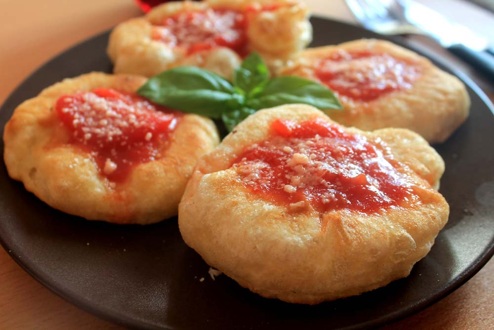 Pizza fritta montanara, una vera sfiziosità - BurroFuso