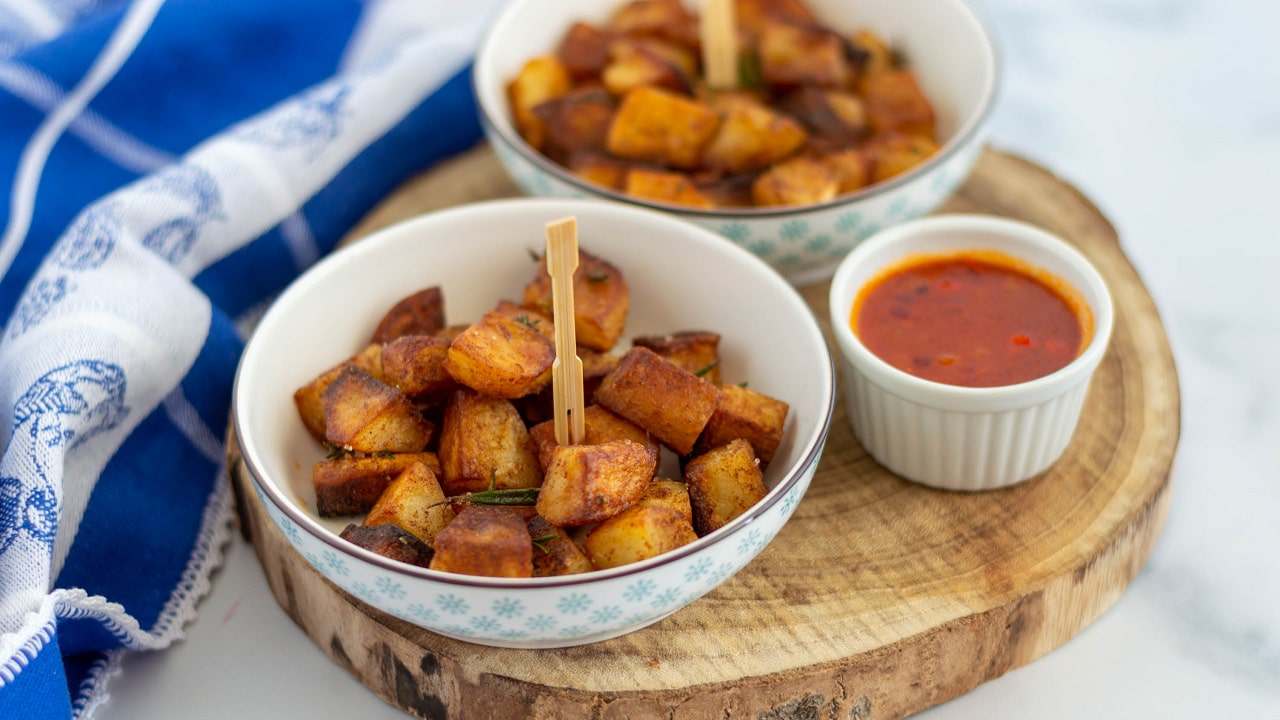 Patatas bravas con salsa