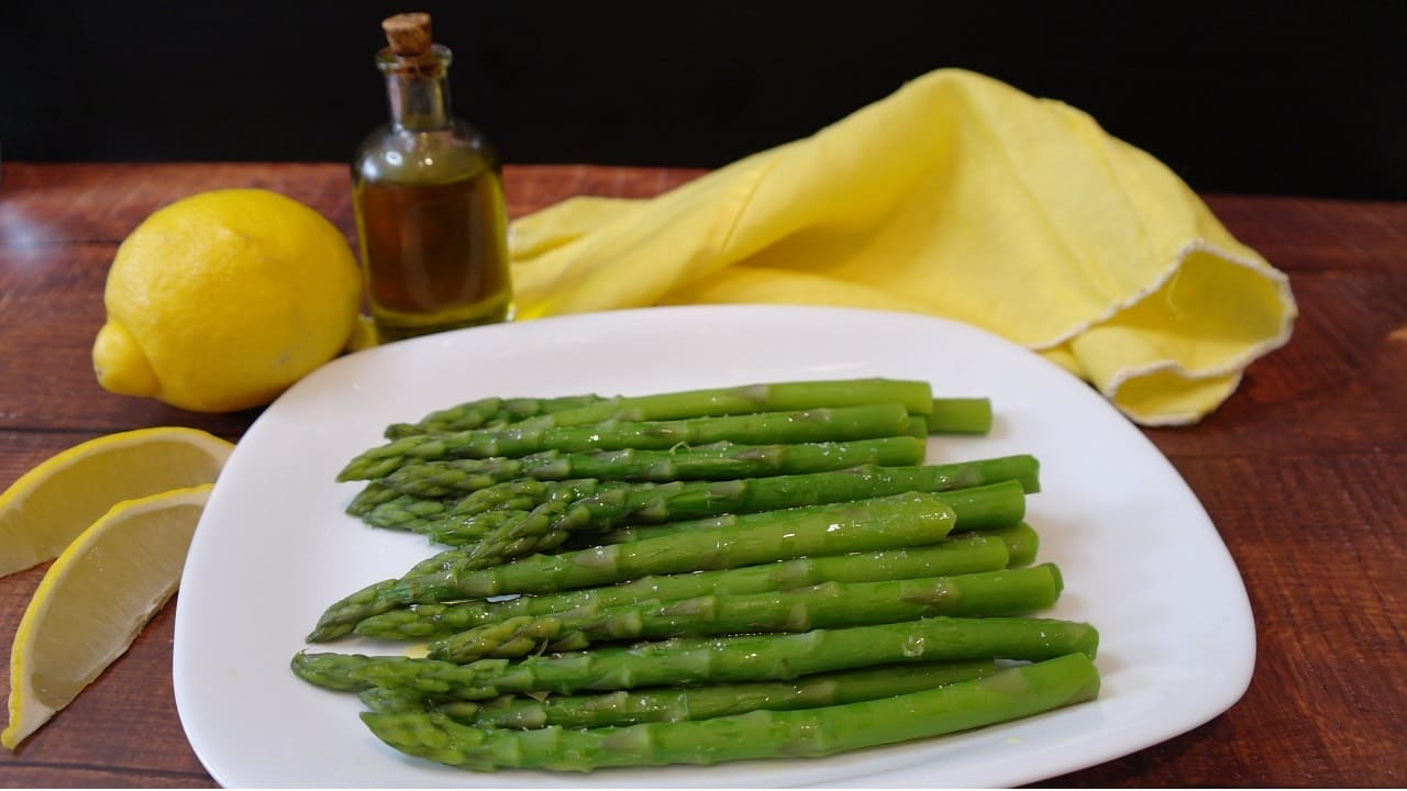 Asparagi lessi piatto