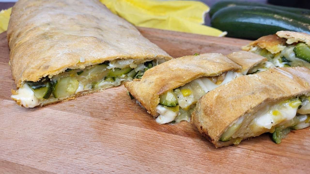 Strudel salato con zucchine e scamorza ricetta