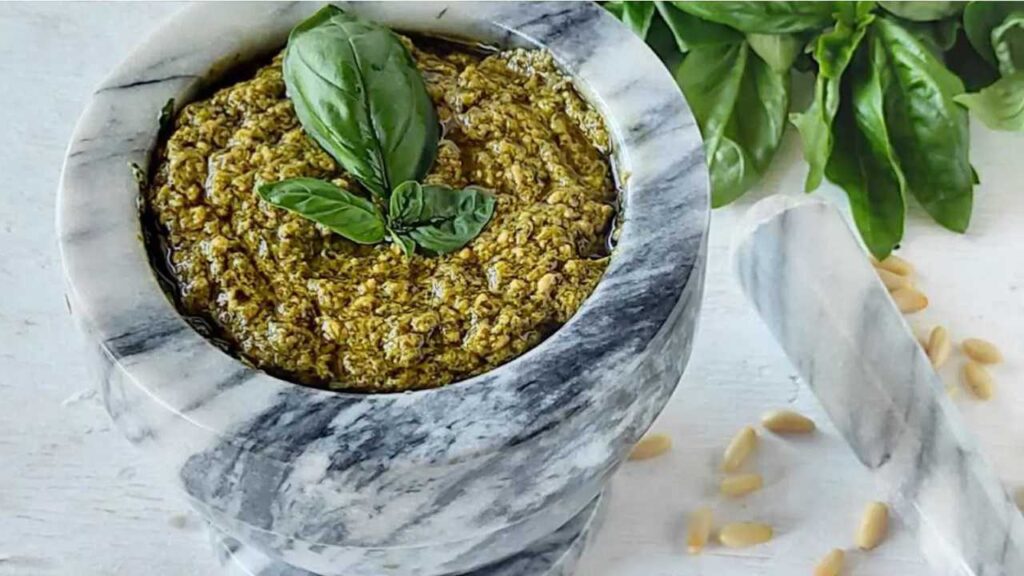 Pesto alla genovese tradizionale preparato nel mortaio con basilico fresco, pinoli e olio extravergine di oliva