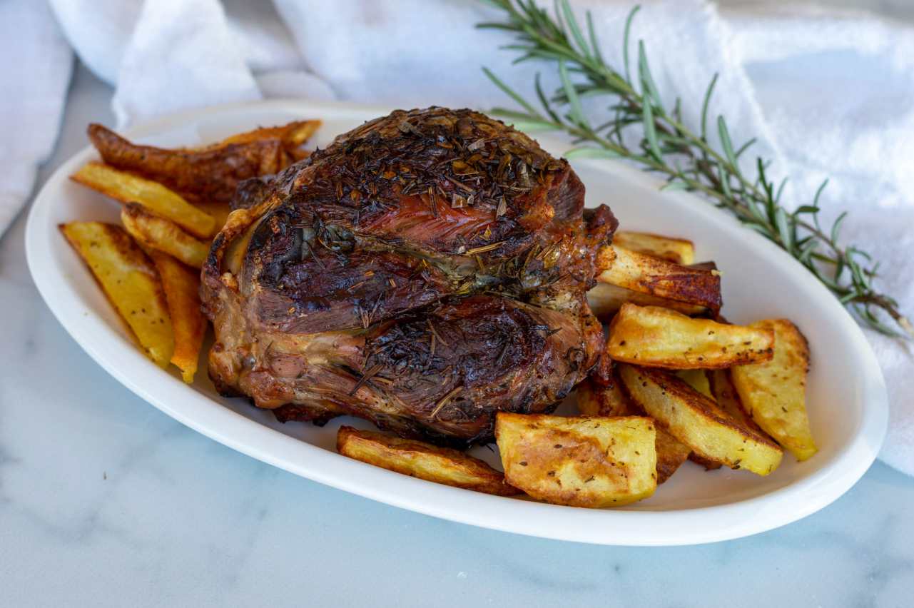 stinco di maiale al forno con patate e rosmarino