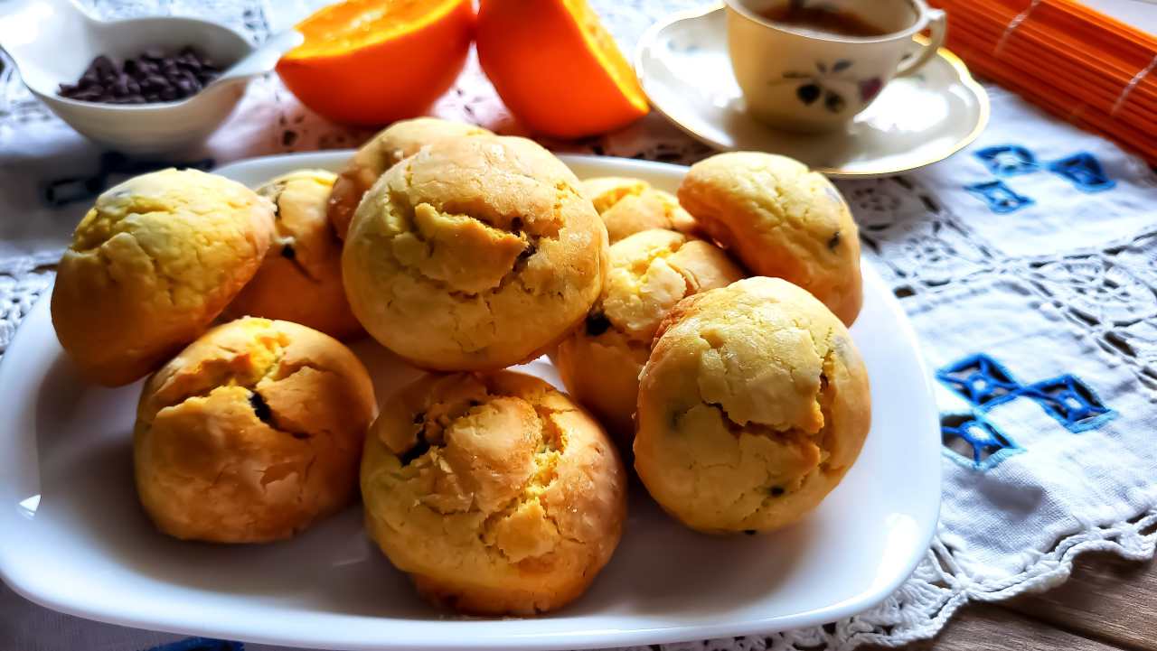 Biscotti all'arancia con gocce di cioccolato