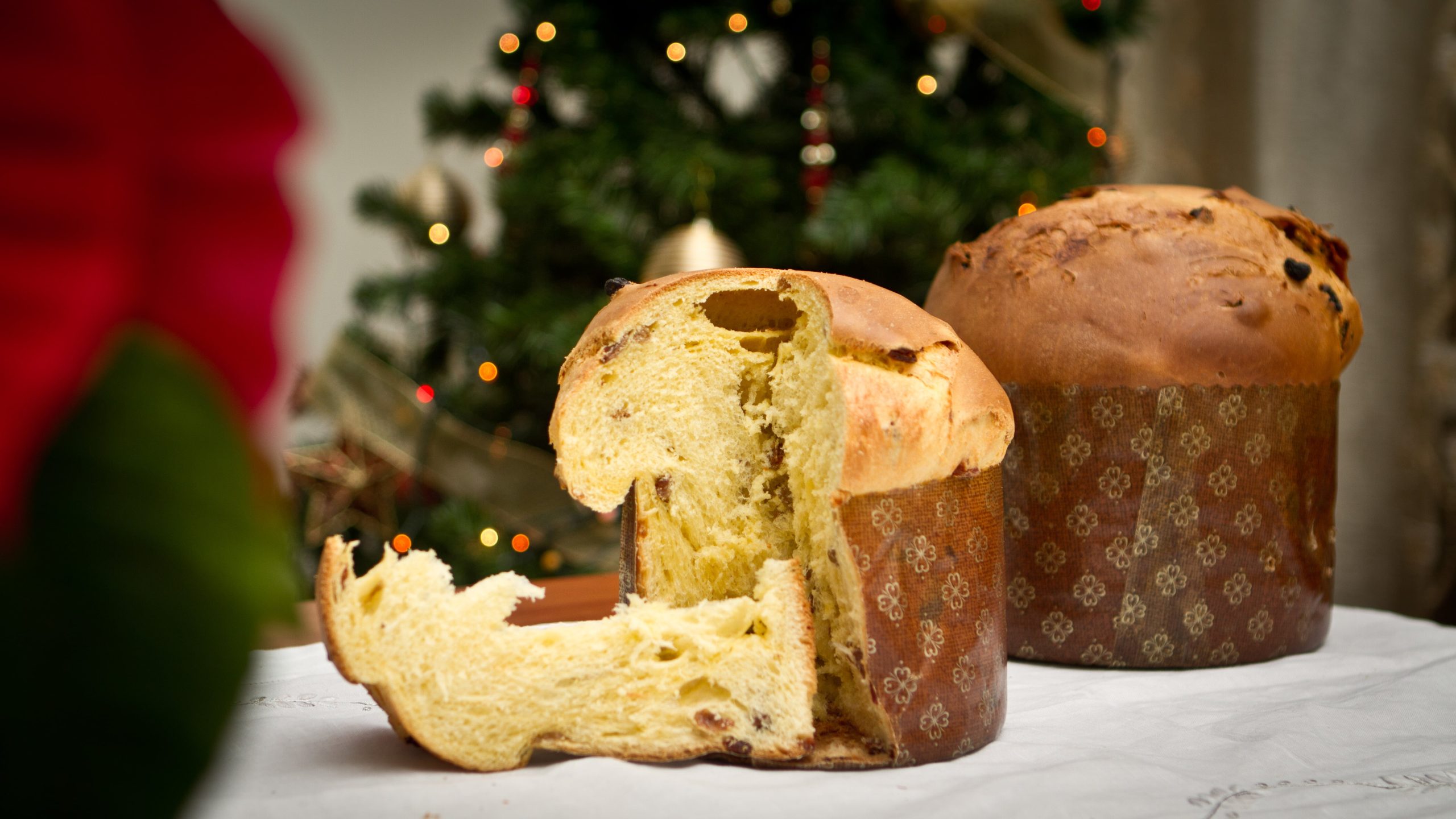 panettone tagliato su tavolo natalizio