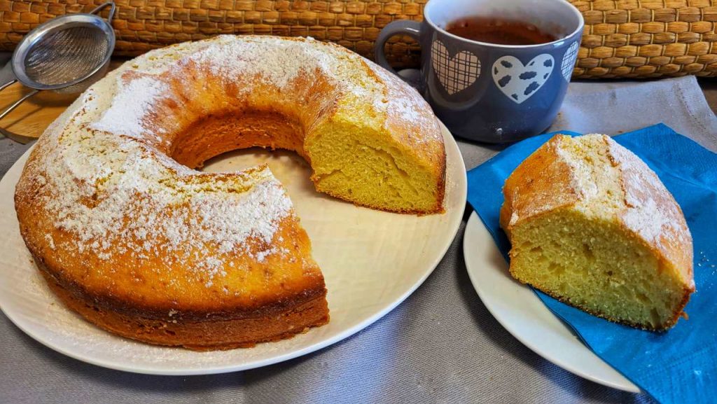 Ciambellone allo yogurt soffice con fetta tagliata, ideale per la colazione