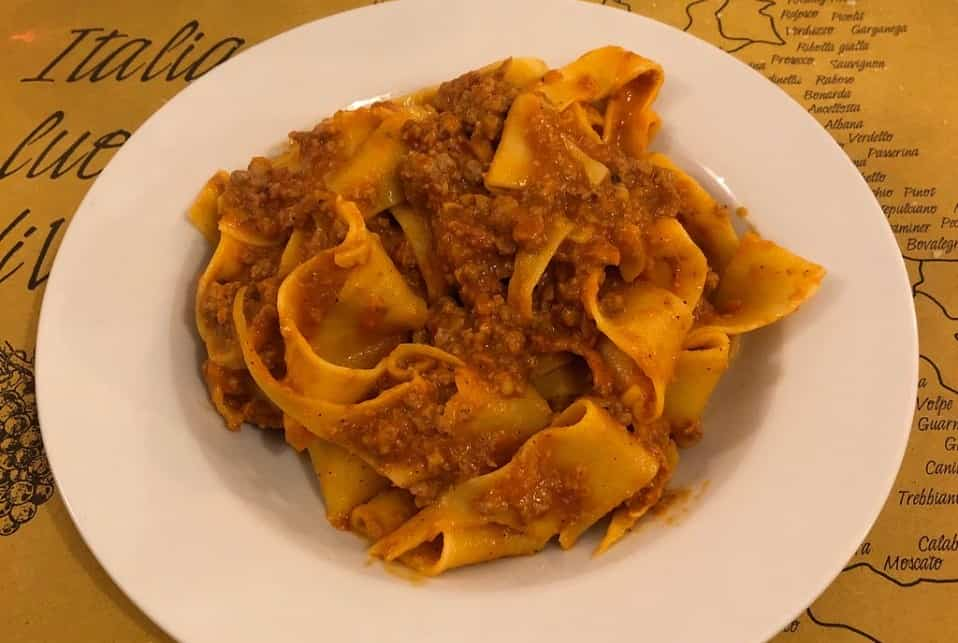 piatto di pappardelle con il ragù di Ovosodo Cucina Toscana