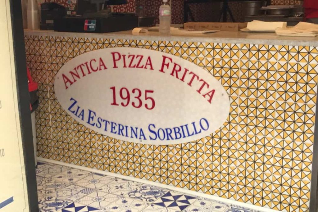 Insegna di zia Esterina Sorbillo, pizza fritta, uno dei locali economici a Milano