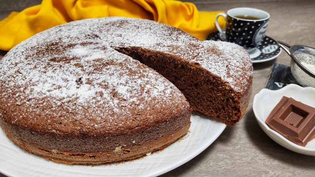 torta morbida al cioccolato, fetta di torta con tazzina di caffè