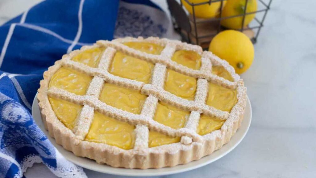 Crostata al limone cremosa fatta in casa con griglia di pasta frolla e ripieno profumato agli agrumi
