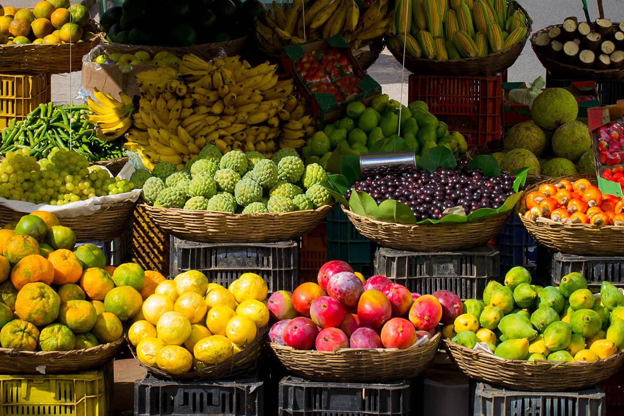 frutta e verdura su banco di mercato