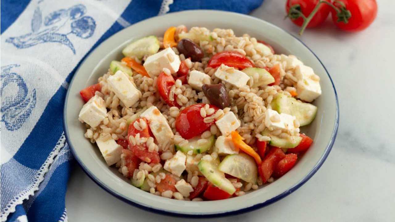 Insalata di orzo alla greca con feta