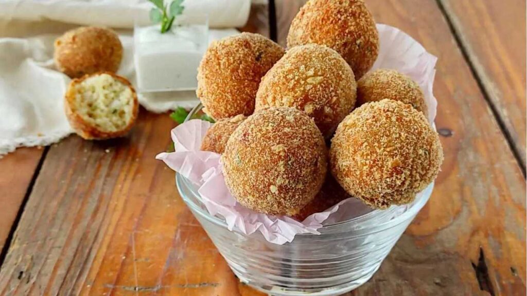 Polpette di pane dorate e croccanti servite in cestino, ricetta facile e veloce
