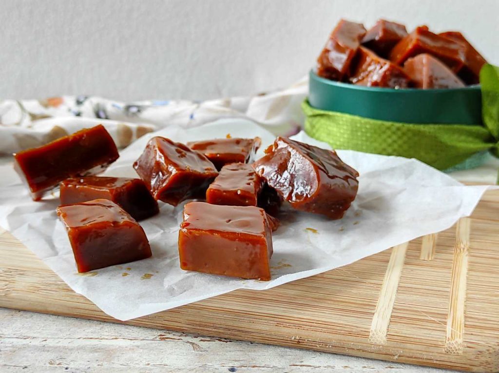 Caramelle Gialle E Arancioni Su Piatto Di Ceramica Bianca Foto – Dolce - Foto 6