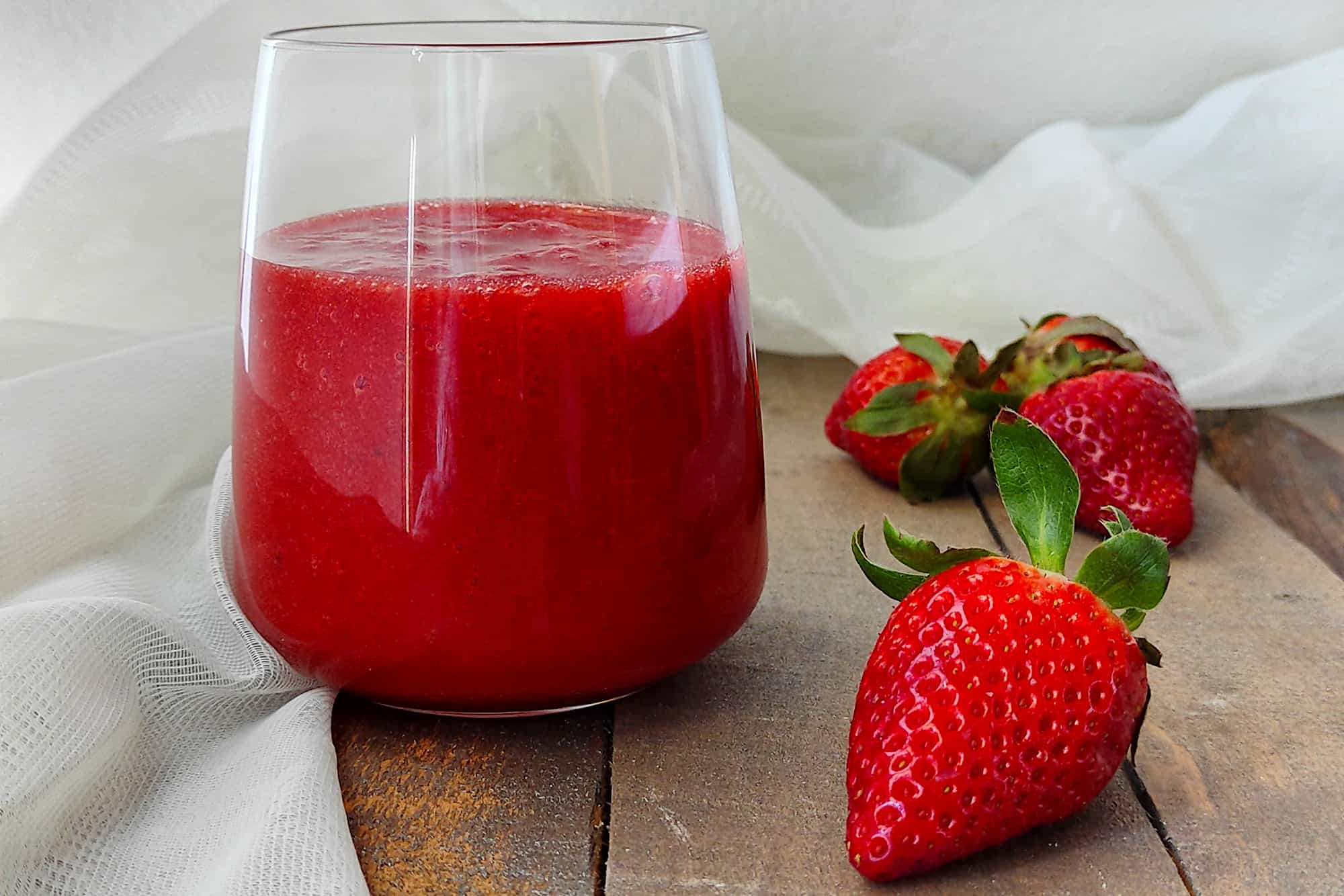 Bagna per torte con fragole e alchermes in un bicchiere