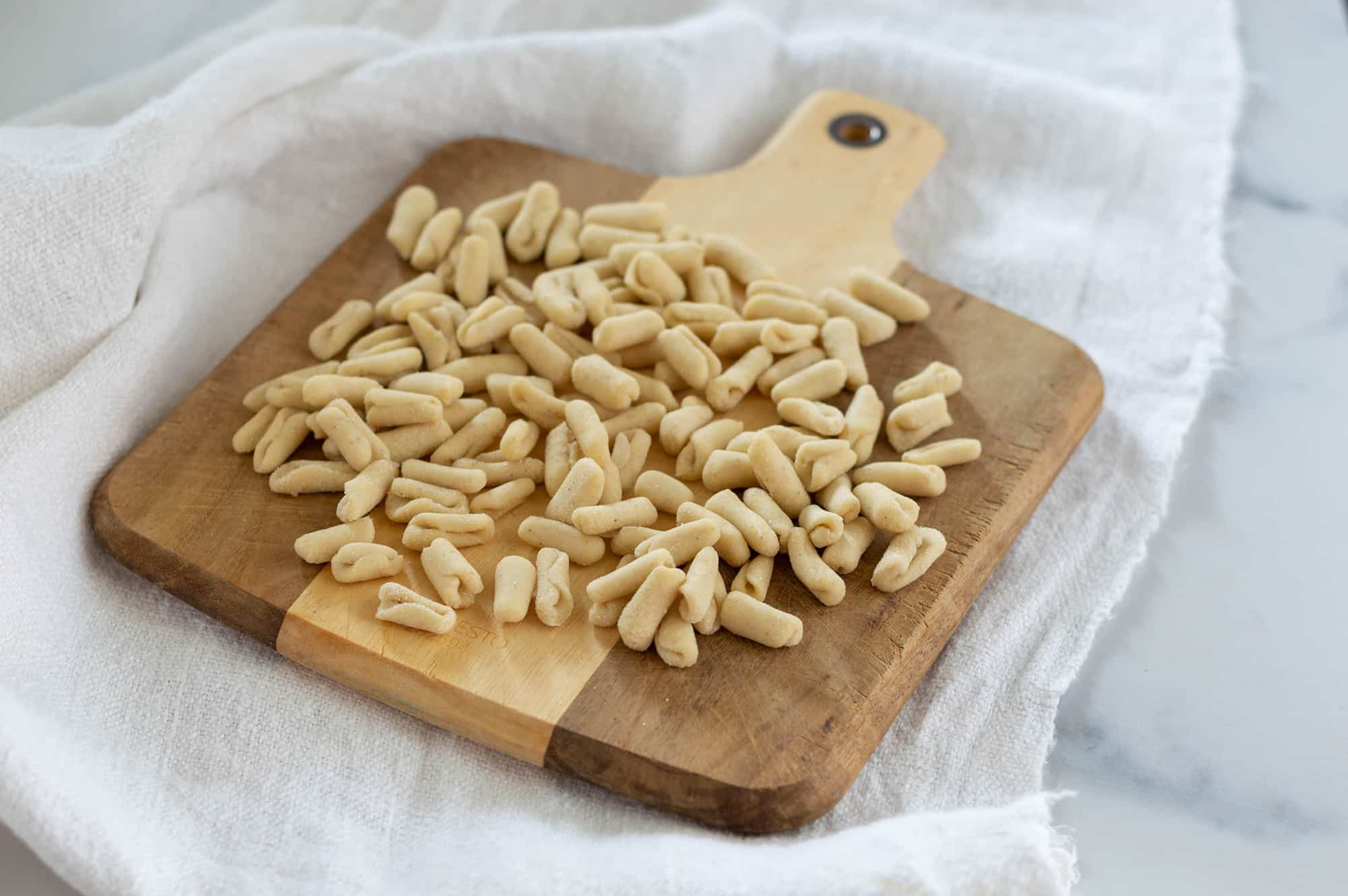 pasta fresca tipo gnocchetti su un tagliere posto sul tavolo di marmo