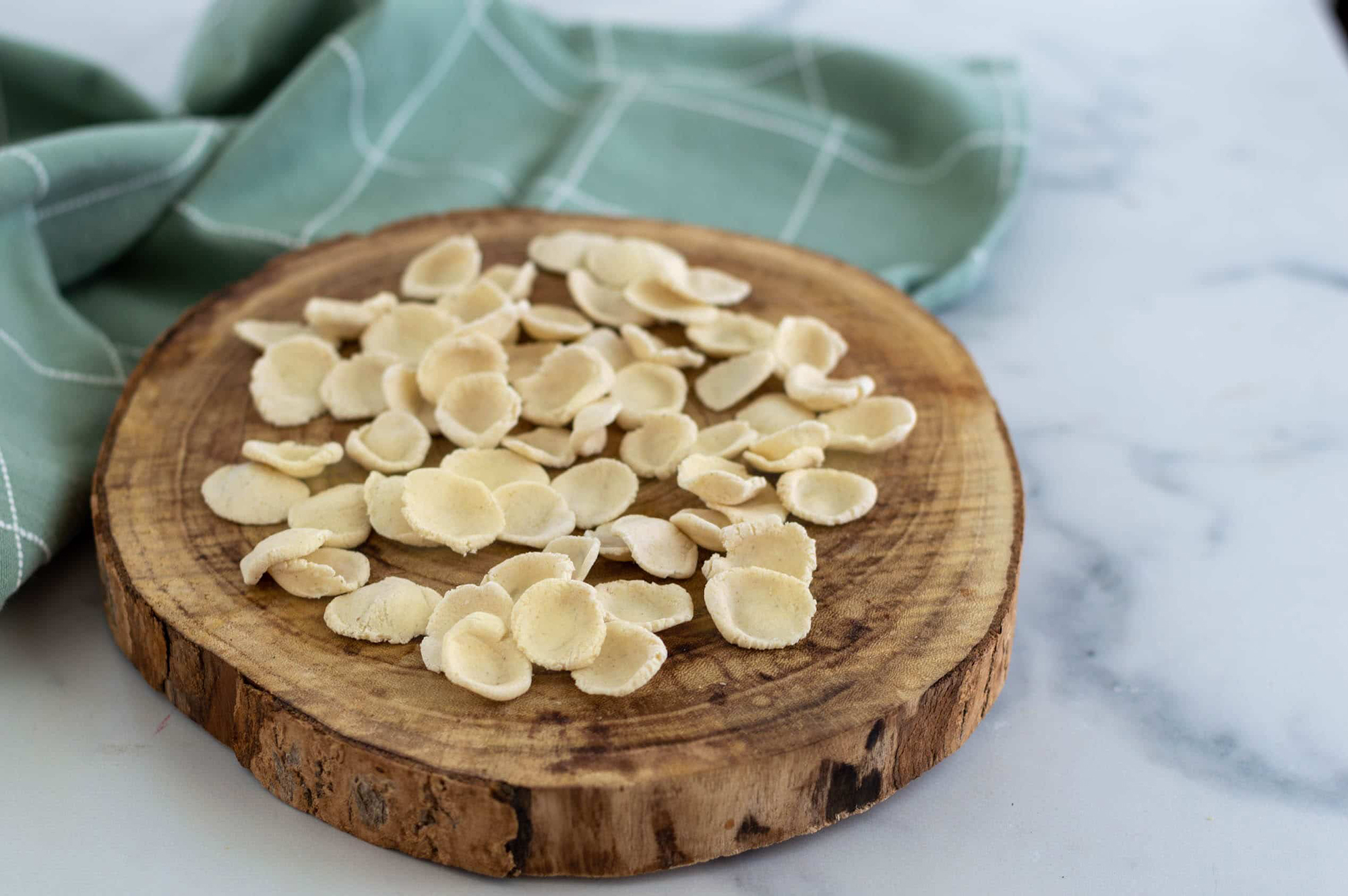 orecchiette fatte a mano in casa su un vassoio