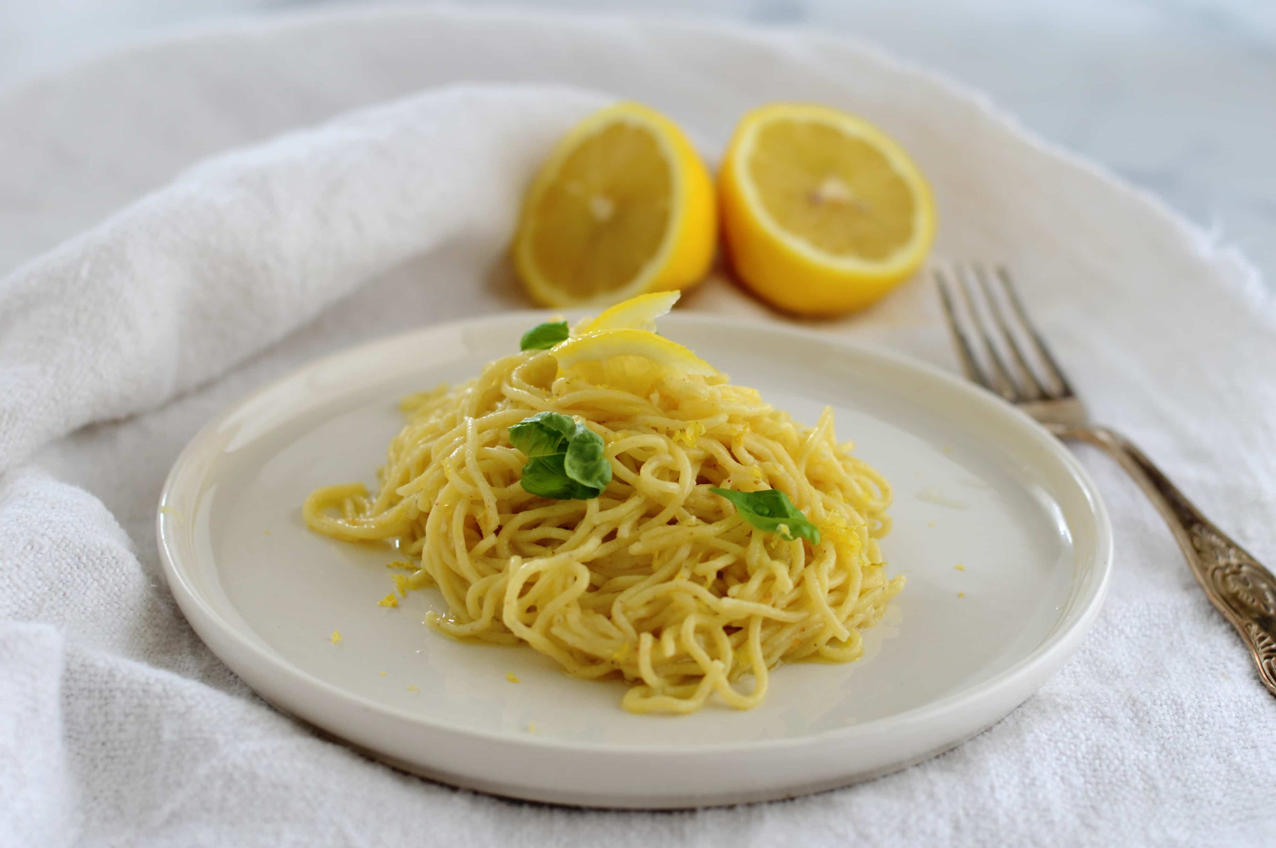 piatto di tagliolini freschi all'uovo al limone