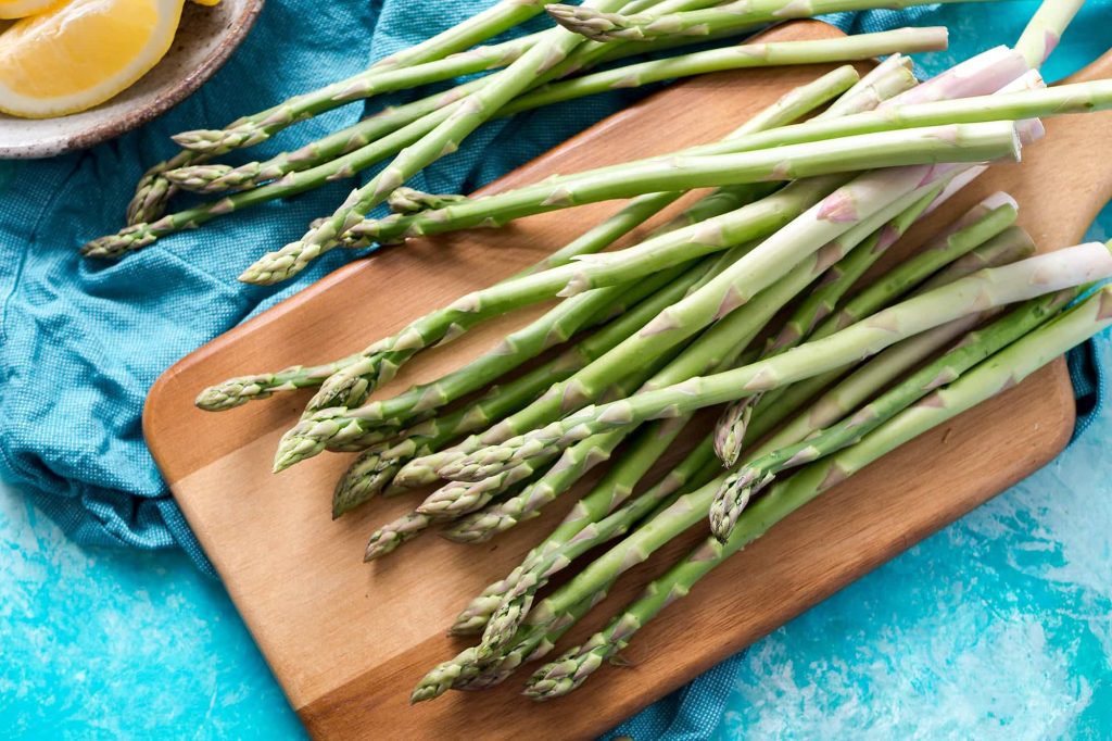 mazzetto di asparagi freschi su un tagliere