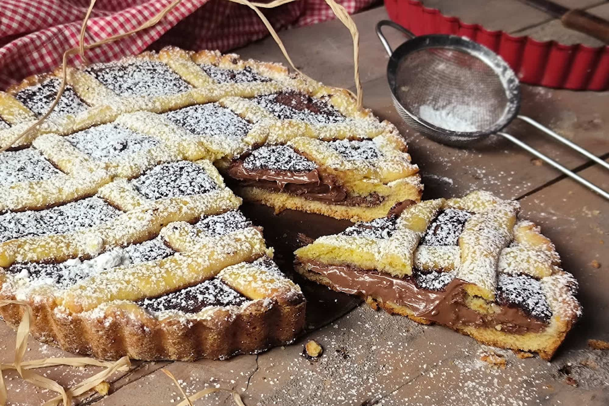 crostata con Nutella morbida spolverizzata con zucchero a velo