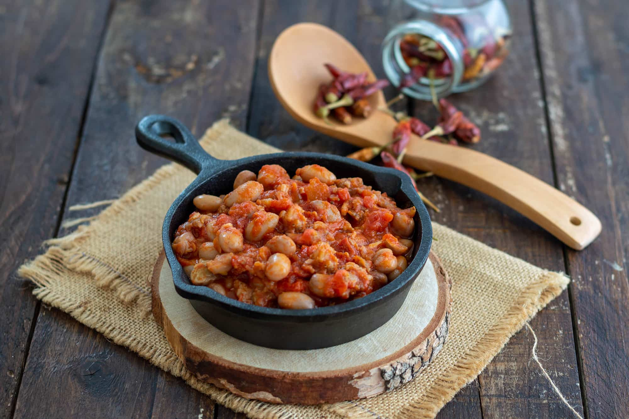 pentola nera con fagioli e salsiccia