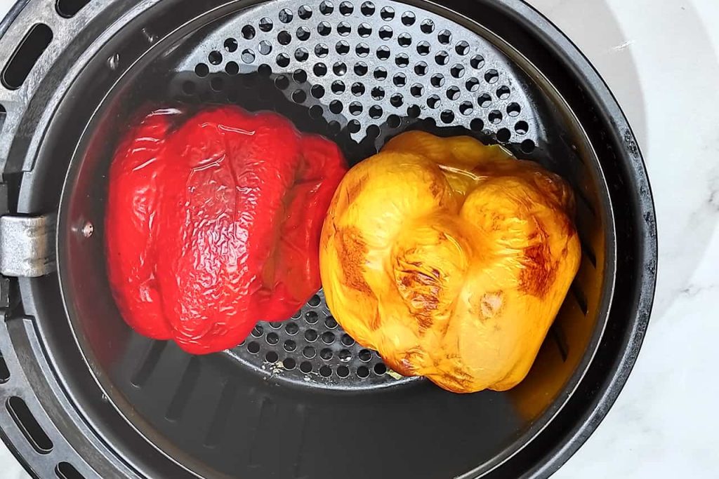 peperone rosso e peperone giallo all'interno di un cestello per la cottura