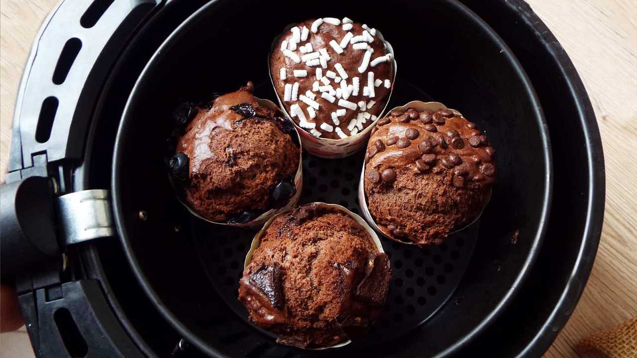 quattro muffin al cioccolato all'interno di un cestello di un elettrodomestico per la cottura