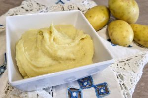 crema gialla densa in un piatto bianco