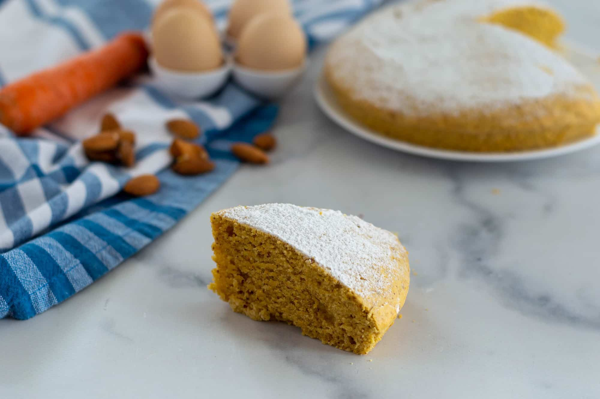 fetta di torta di carote su tavolo di marmo