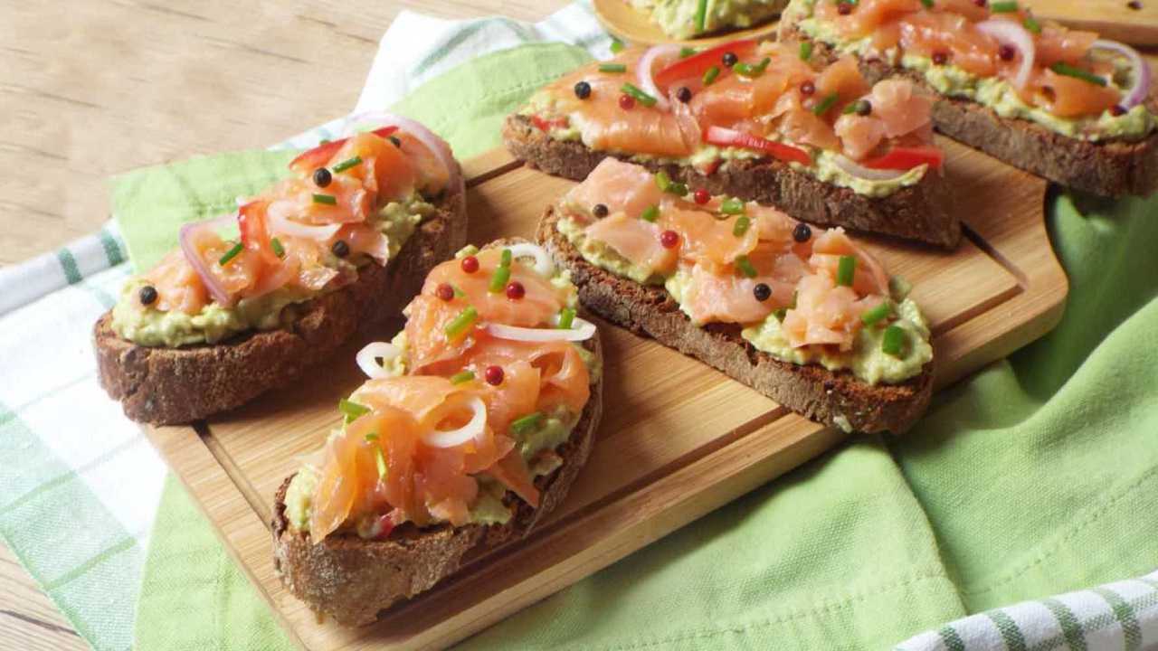 Crostini salmone e avocado ricetta