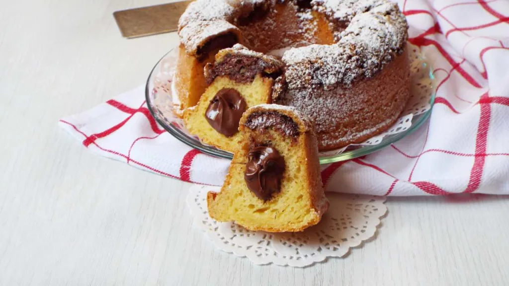 Ciambella alla Nutella soffice con cuore cremoso, dolce fatto in casa per ogni occasione