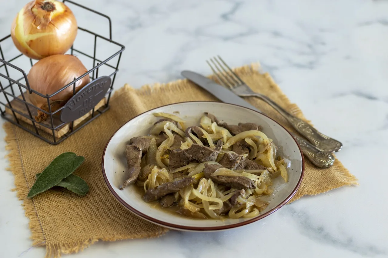 Fegato alla veneziana morbido con cipolle appassite