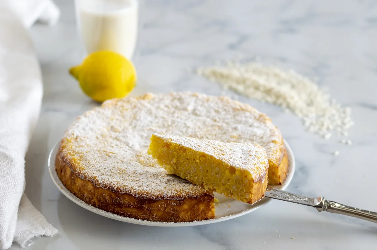 Preparazione dell’impasto della torta di riso con riso cotto nel latte e uova