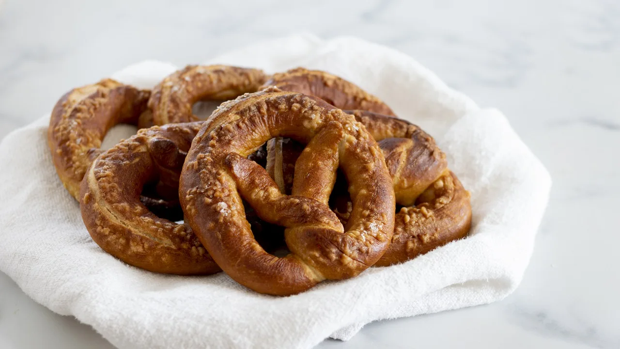 impasto per bretzel con farina acqua burro e lievito