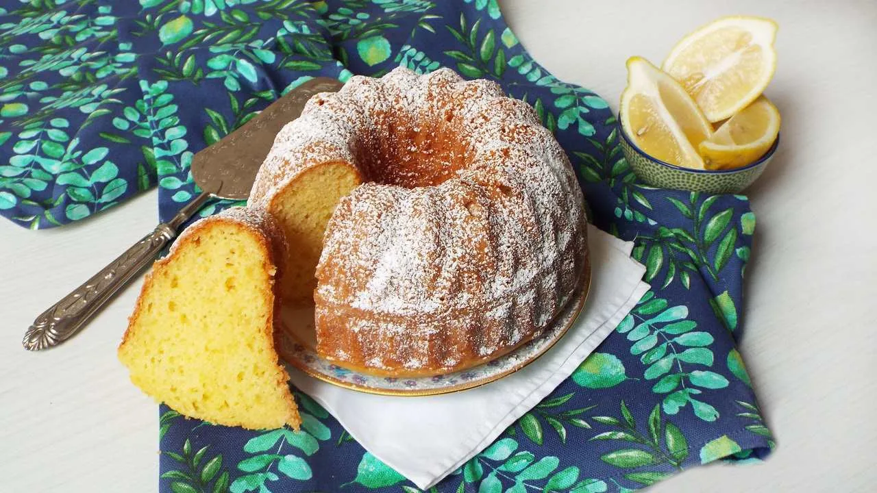 Ciambella alla ricotta soffice e profumata con scorza di limone e zucchero a velo, ideale per colazione e merenda