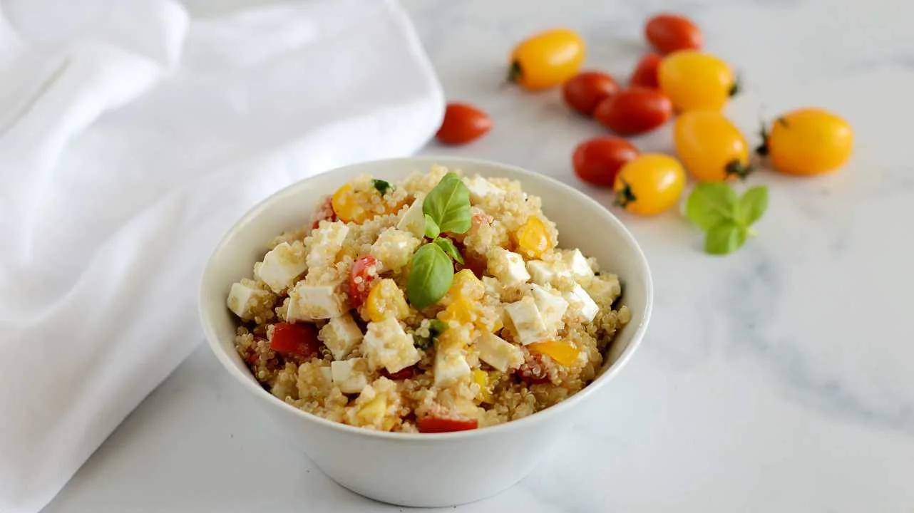 insalata di quinoa con pomodorini e primosale fresca e leggera