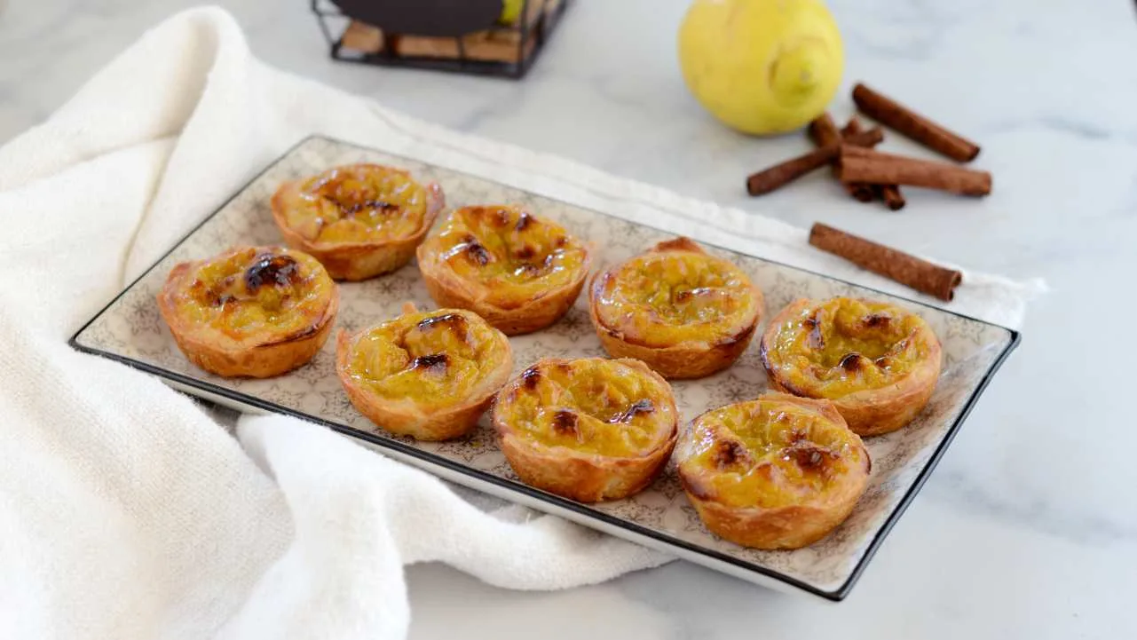 pasteis de nata fatti in casa croccanti fuori e cremosi dentro ricetta originale portoghese