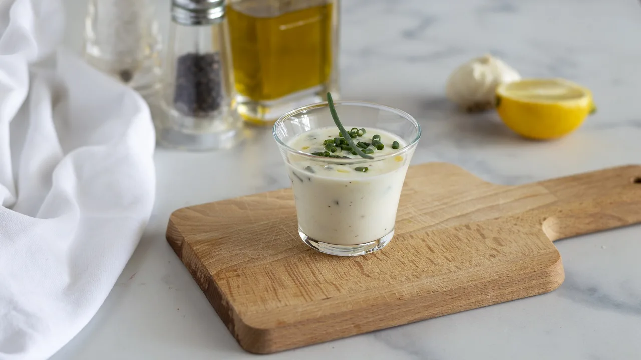 salsa allo yogurt cremosa fatta in casa con erba cipollina e limone