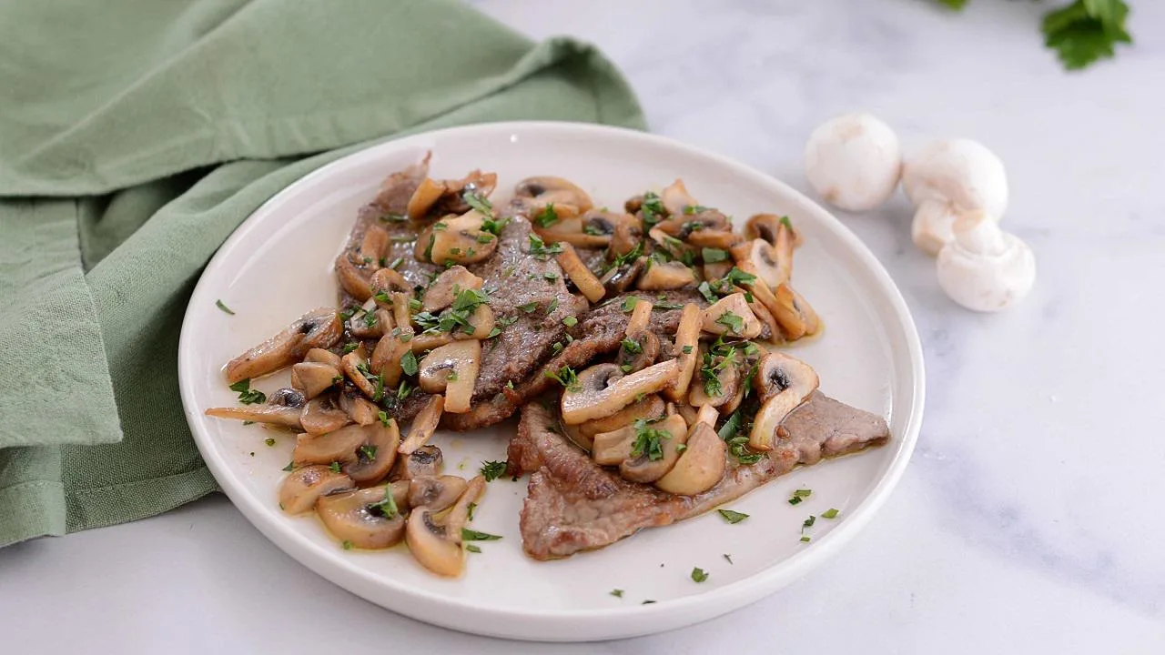 scaloppine ai funghi cremose e morbide nel piatto