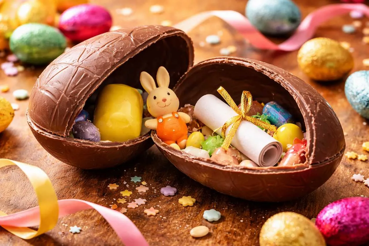 uovo di Pasqua fatto in casa con sorpresa all’interno