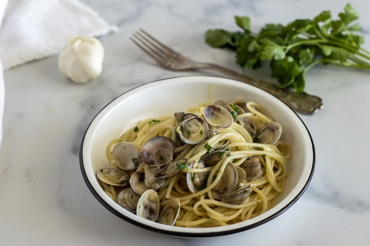 spaghetti con le vongole cremosi con prezzemolo fresco