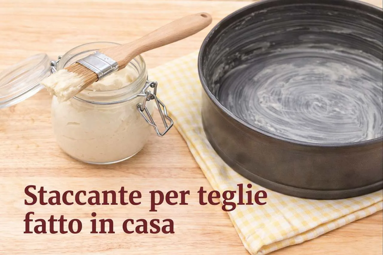 Staccante per teglie fatto in casa in barattolo con pennello da cucina e teglia imburrata pronta per dolci