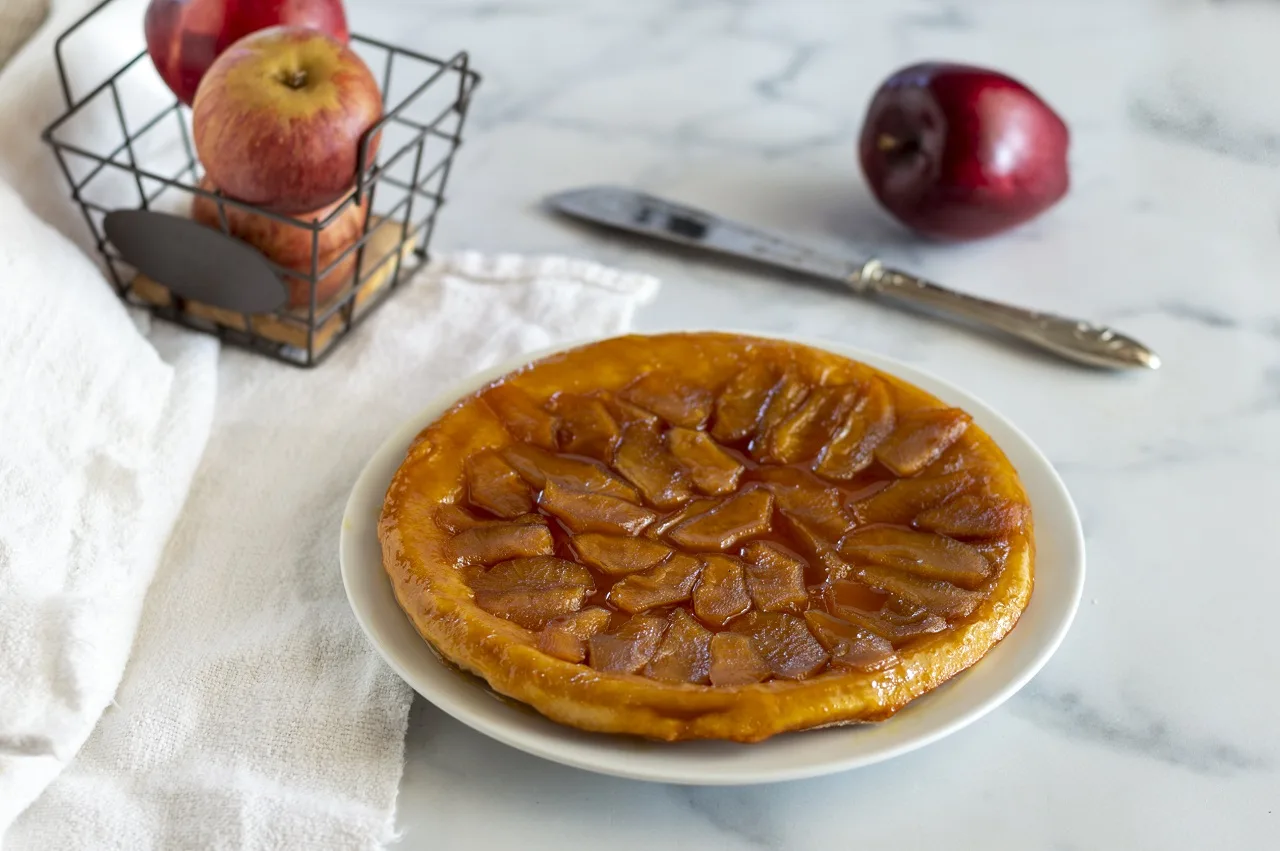 tarte tatin con mele caramellate lucide e dorate rovesciata