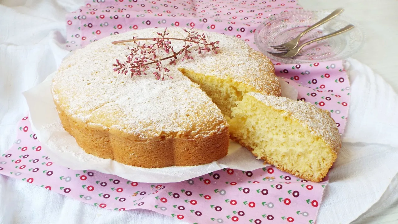 Torta allโacqua senza burro soffice e leggera con zucchero a velo, ideale per colazione e merenda