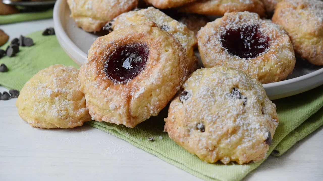 ingredienti biscotti al cucchiaio mescolati in ciotola con uovo zucchero panna e olio